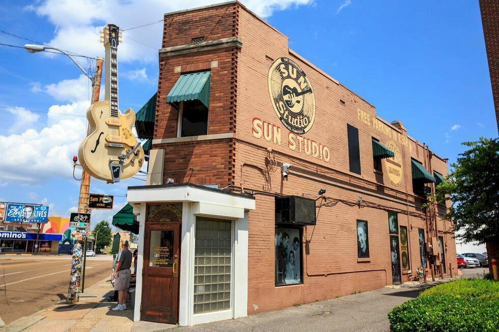 Sun Studio, tegelbyggnad med gitarr. 