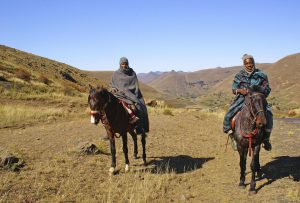 På Lesothos högland är ponny det bästa färdsättet.