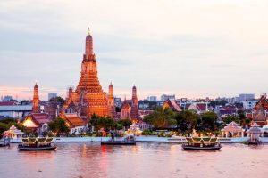 Kvällssol vid Wat Arun-templet. Bangkok kan stoltsera med fyra platser på listan över Asiens 50 bästa restauranger. Foto: Istock.