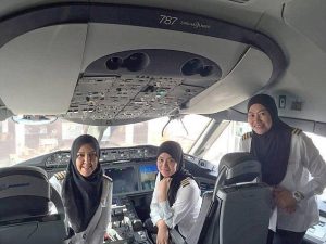 Kapten Sharifah Czarena (vänster) och andrepiloterna Sariana Nordin (mitten) och Dk Nadiah Pg Khashiem. Foto: Royal Brunei Airlines