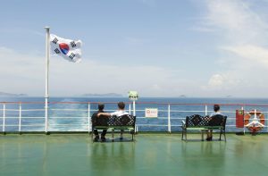 Skeppet går genom den koreanska skärgården – på väg mot Jeju. Foto: Lotta Ljungberg.