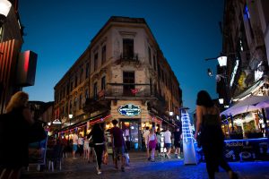 Bukarest är känt för sitt pulserande nattliv och i vart och vartannat gatuhörn trängs pubar, restauranger och klubbar. Foto: Karin Wimark