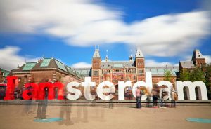 I Amsterdam-skylt utanför Rijksmuseum. Skyltarnas sattes upp i en del av en satsning för att locka turister. Foto: Istock