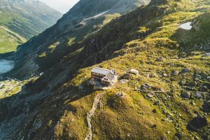 Cabane Tourtemagne, flygfoto (ST Key Story sommaren 2019). Copyright: Switzerland Tourism/Ivo Scholz