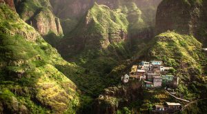 En liten bergsby i Fontainhas, Kap Verde, inklämd mellan bergsmassivens gröna klippor. Foto: GettyImages