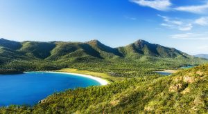 Wineglass Bay är ett av Tasmaniens natursköna dragplåster. Foto: GettyImages