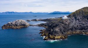 Norges kust erbjuder runt 60 fyrar du kan bo i. Vi listar 6 av de mest spektakulära. Foto: Visit FjordKysten.