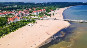 Vackra hus, Europas längsta träpir och en oändlig sandstrand. Vi delar tips till Sopot på Polska rivieran. Foto: Gettyimages.