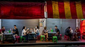 Människor sitter och äter i Bangkok Chinatown