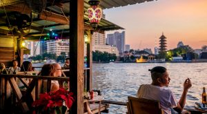 Människor som sitter på en restaurang vid vattnet i Bangkok