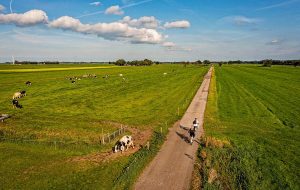 Två personer som cyklar i Nederländerna