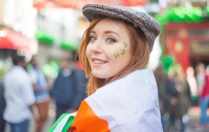Person insvept i irländska flaggan