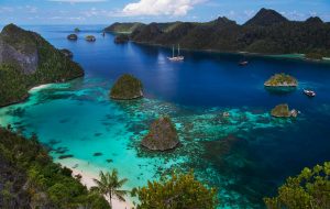 Öar i Papua med blått och turkosa hav runtom