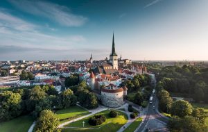 Vy över Tallinn med gröna parker