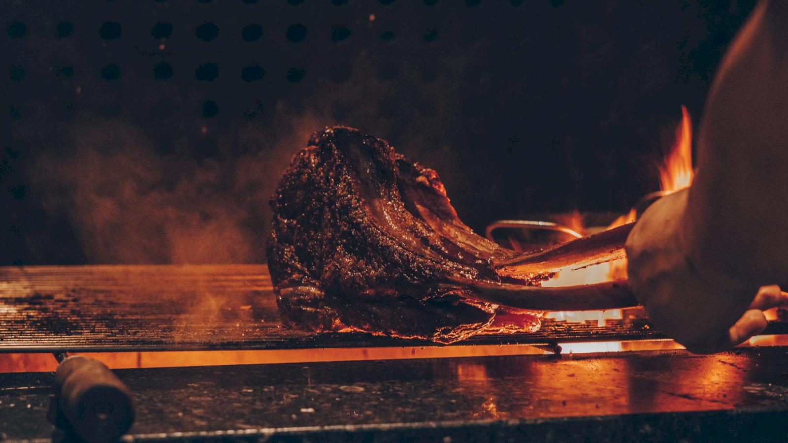 grillat kött på elden. 
