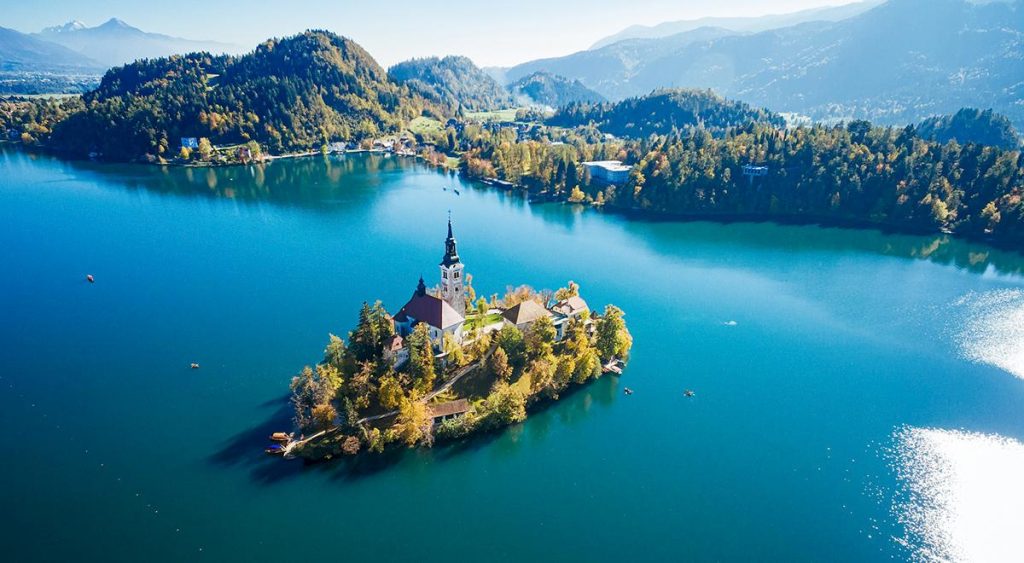 En ö med en kyrka i en sjö.